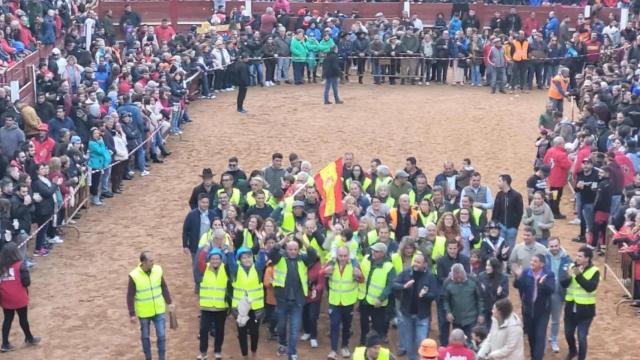 Los agricultores y ganaderos protestan en la plaza de toros de Ciudad Rodrigo