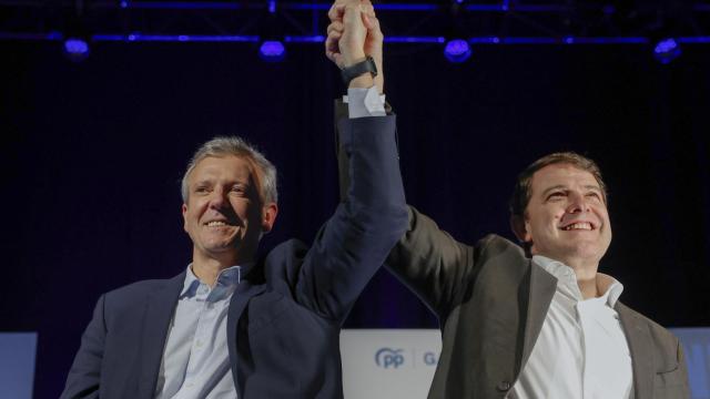 El candidato del PPdeG, Alfonso Rueda, participa en un mitin acompañado por el líder del PP de Castilla y León, Alfonso Fernández Mañueco, este lunes.