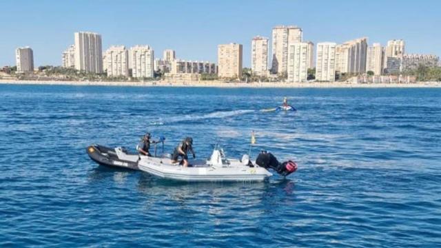 Una lancha de la Guardia Civil de Alicante.