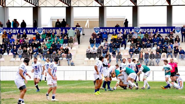 Un momento del encuentro entre La Vila y el Valencia.