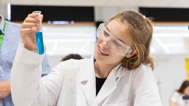 Una estudiante del colegio internacional ELIS Villamartín en un laboratorio.