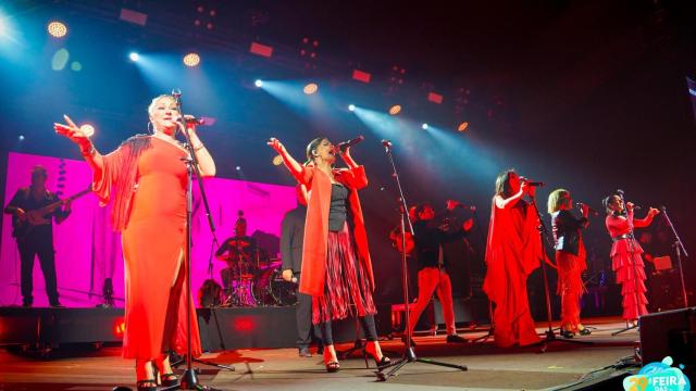 El grupo sevillano RAYA Evolution animó y divirtió con sus rumbas y sevillanas la noche del sábado