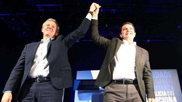 El presidente del PPCyL y de la Junta, Alfonso Fernández Mañueco (D), participa junto al presidente y candidato del PP de Galicia, Alfonso Rueda (I), en un mitin de campaña en el Barco de Valdeorras (Orense)