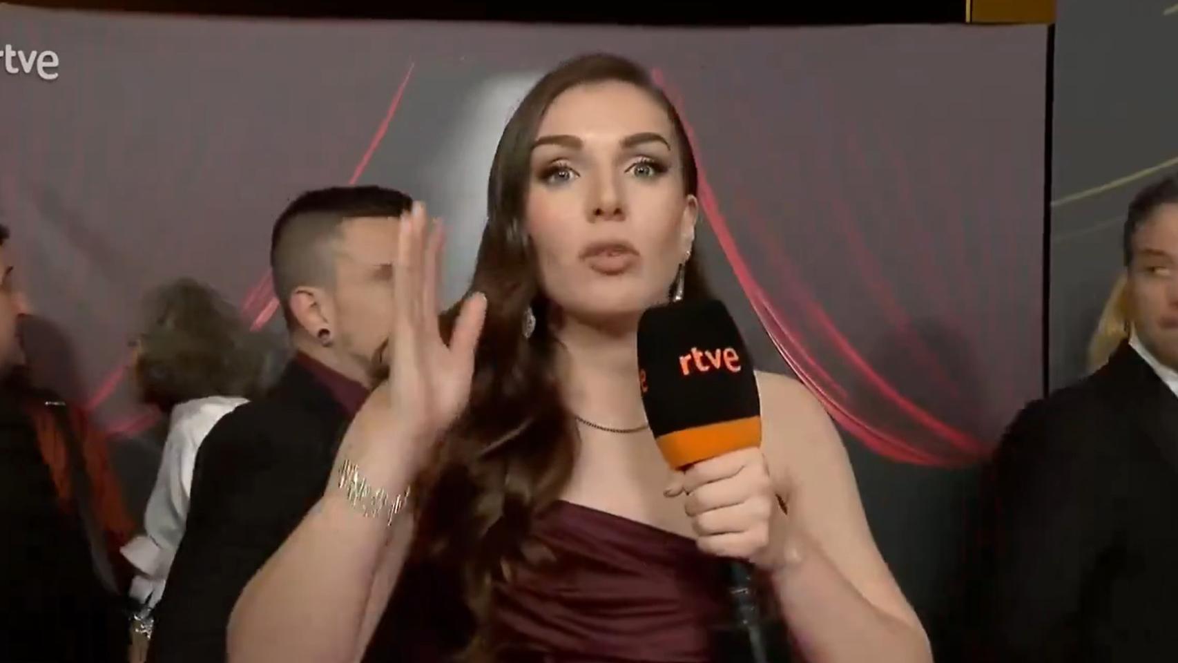 El Consejo de RTVE rechaza el tono adulador de Inés Hernand a Pedro Sánchez en la alfombra de los Goya