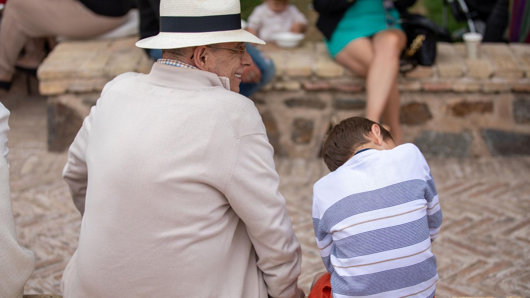 Abuelo y nieto disfrutan de buen tiempo. / Foto: Javier Longobardo.