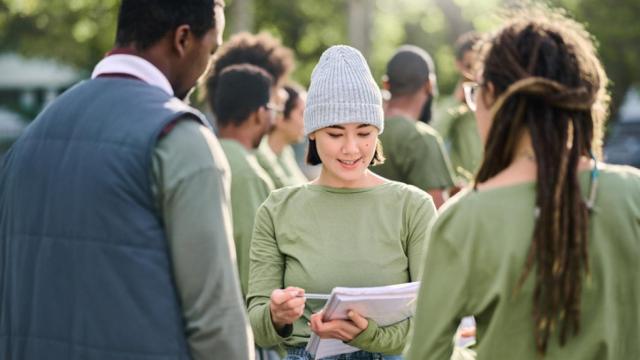 Trabajadora de una empresa haciendo labores de voluntariado. Recuperado de iStock