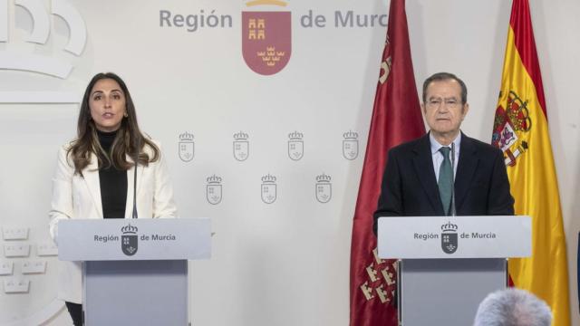 La consejera de Agricultura, Sara Rubira, y el presidente de la Agrupación de Industrias Agroalimentarias de la Región de Murcia, Alicante y Albacete (Agrupal), José García Gómez, este lunes, durante su comparecencia en rueda de prensa.