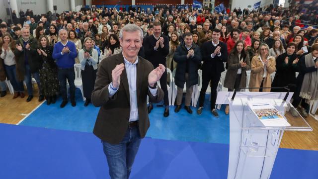 Alfonso Rueda, presidente de la Xunta y candidato del PP a la reelección,  en un mitin en A Estrada (Pontevedra).