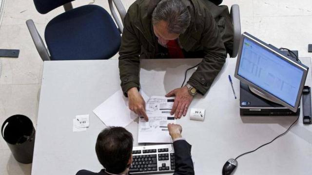 Imagen de archivo de un ciudadano presentando la Declaración de la Renta.