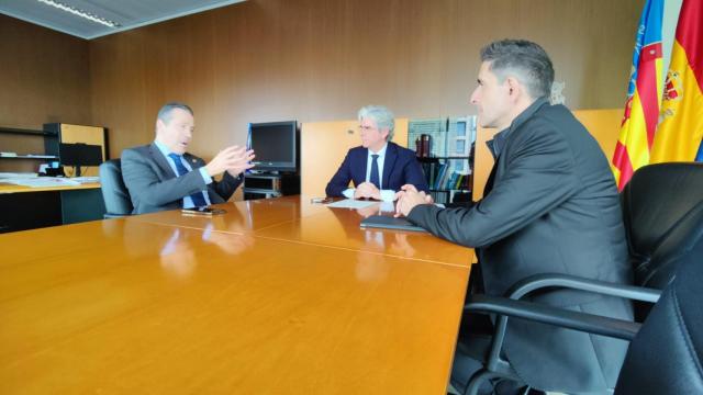 El secretario autonómico de Industria, Felipe Carrasco, reunido con el rector y vicerrector de la UPV.