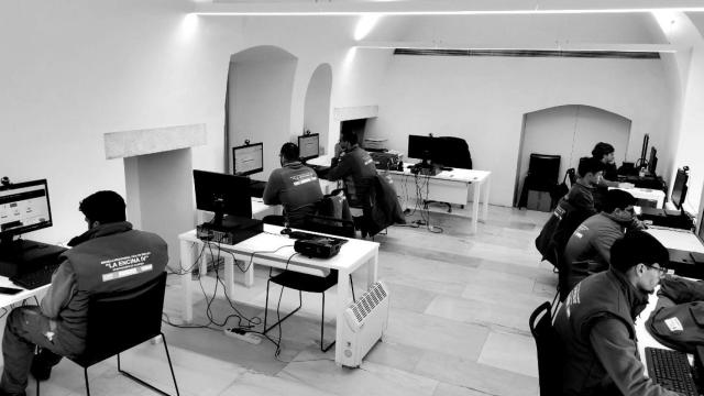 Alumnos de escuelas profesionales duales imparten una clase de competencias digitales.