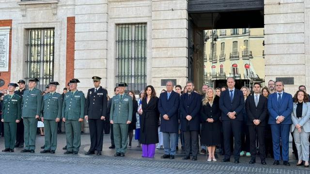Minuto de silencio en la Real Casa de Correos, sede del Gobierno de la Comunidad de Madrid, por los dos guardias civiles fallecidos en Barbate (Cádiz).