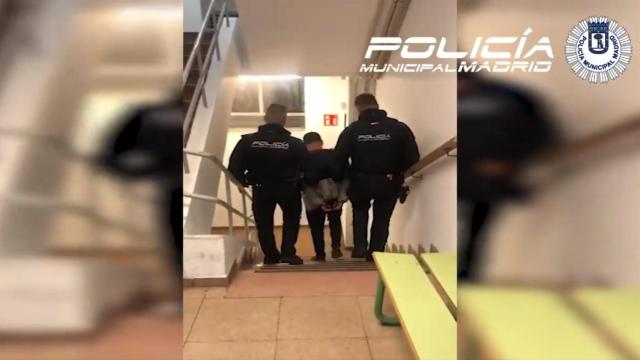 La Policía Municipal escolta al detenido.