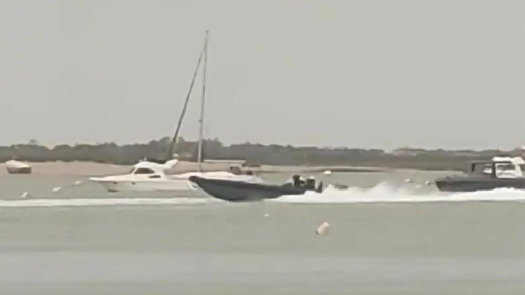 Una narcolancha navega en aguas de Cádiz, días antes de la tragedia de Barbate.