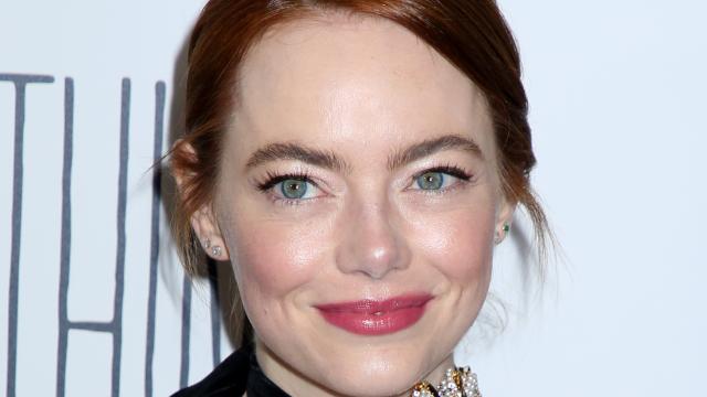 Emma Stone posando en la alfombra roja