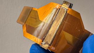 El dispositivo BAUS-E, ideado por ingenieros del MIT, incluye un adhesivo para pegarse en la piel