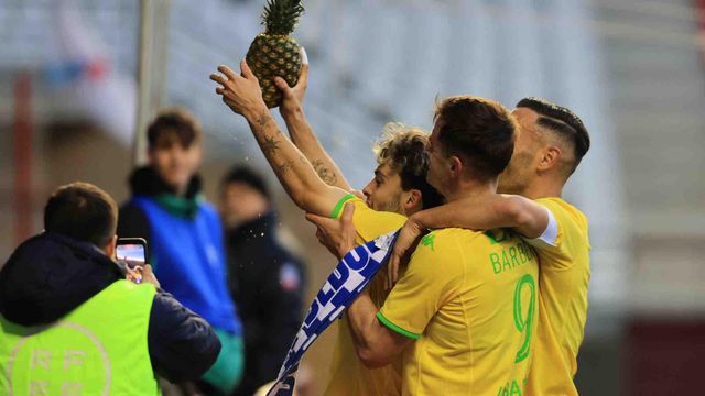 Mella celebra con una piña uno de los goles del Deportivo en Logroño.