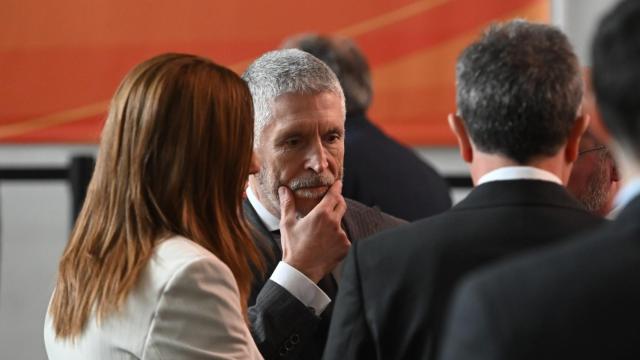 El ministro del Interior, Fernando Grande-Marlaska (c), este lunes durante la entrega medallas Mérito de Protección Civil en un acto en la Escuela Nacional de Protección Civil.