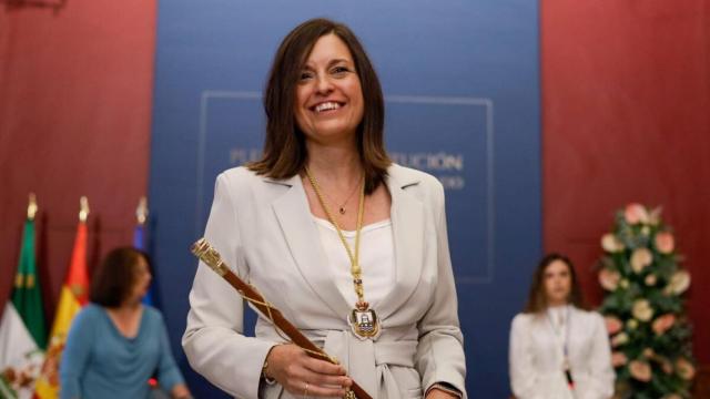 La alcaldesa de San Fernando, Patricia Cavada, con el bastón de mando del Ayuntamiento