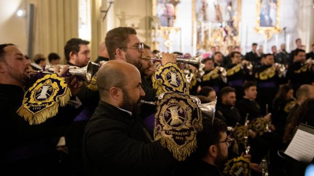 Músicos de Las Cigarreras interpretando una marcha procesional.