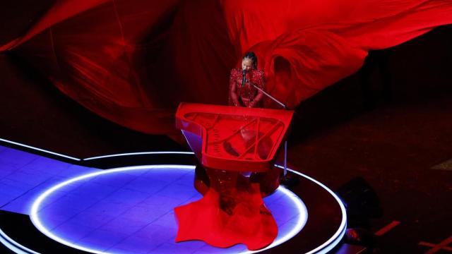 Alicia Keys durante su actuación en la Super Bowl 2024.