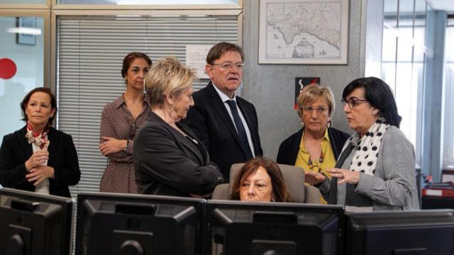 Pura Gómez, primera por la derecha, en un encuentro con Puig.