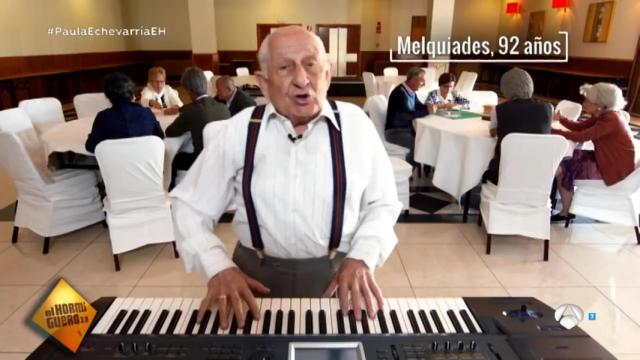 Fotograma de Melquiades tocando el teclado.