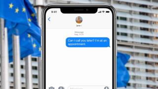 Fotomontaje con una captura de iMessage y banderas europeas de fondo.