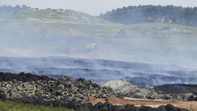 Imagen tomada en 2016 durante el incendio de un vertedero ilegal de neumáticos en Seseña.