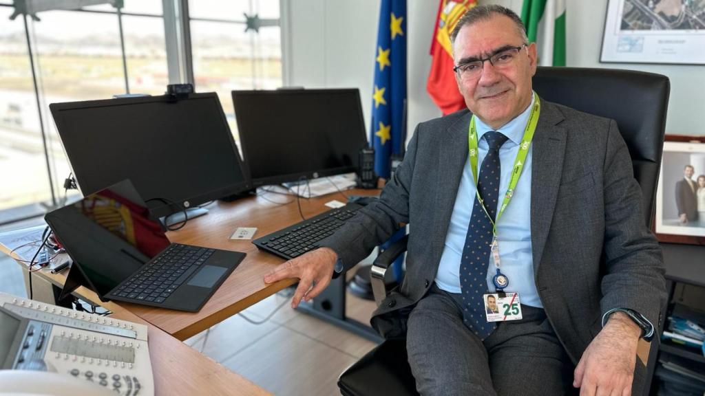 Pedro Bendala, en su despacho del aeropuerto de Málaga.