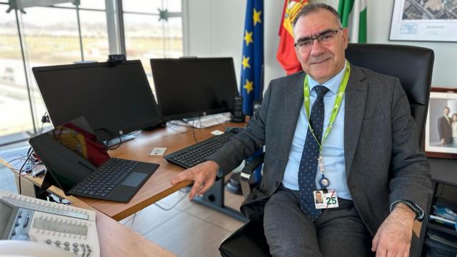 Pedro Bendala, en su despacho del aeropuerto de Málaga.
