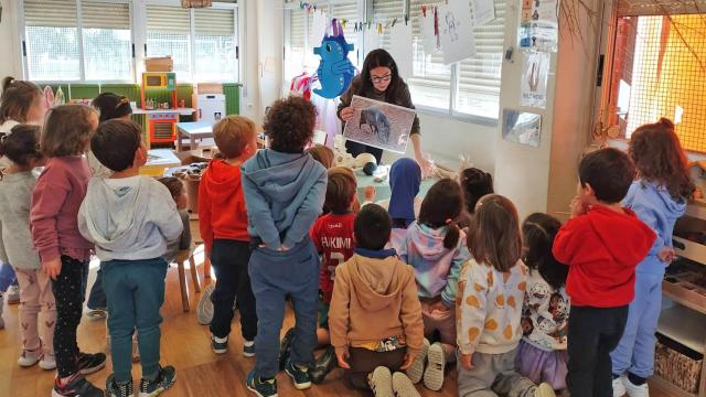 Las profesionales de Terra Natura, con los alumnos del colegio de San Blas.