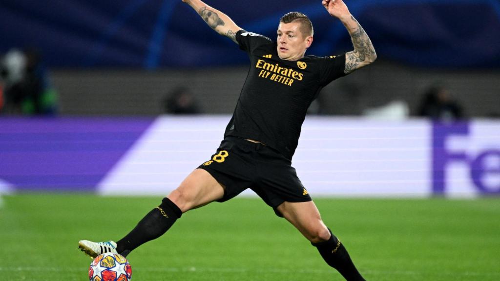 Toni Kroos intenta controlar un balón frente al Leipzig.