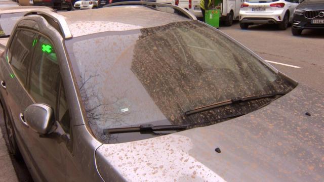 Imagen de archivo de un coche tras una lluvia de barro.