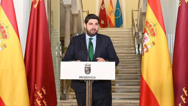 El presidente de la Región de Murcia, Fernando López Miras, en una comparecencia ante los medios de comunicación en el Palacio de San Esteban.