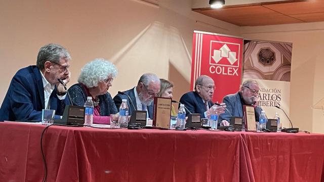 Juan Luis Cebrián, Teresa Freixes, Manuel Aragón, Elisa de la Nuez, Enrique Gimbernat y Fernando Savater, durante la presentación del libro 'La amnistía en España. Constitución y Estado de Derecho'./