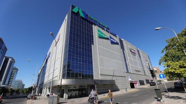 Edificio de El Corte Inglés Méndez Álvaro en el distrito de Arganzuela.