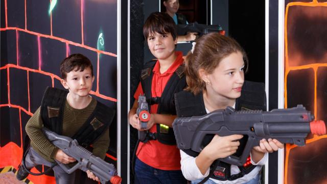 Niños practicando X-Shot en una imagen de archivo.