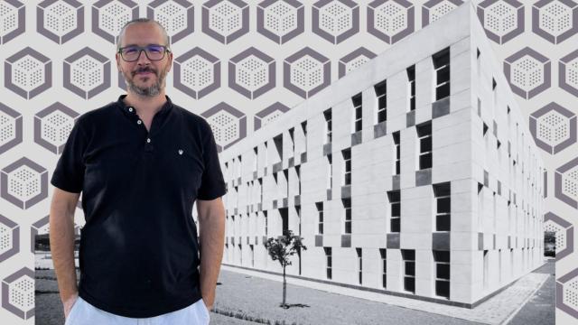 Ilustración: Isaac Agudo, frente a la sede del Centro Andaluz de Investigación en Tecnologías Informáticas.