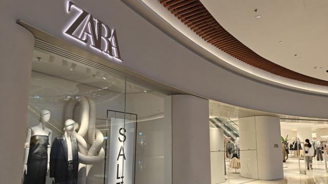 Imagen de la entrada de una tienda de Zara.