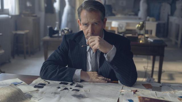 Ben Mendelsohn como Christian Dior.