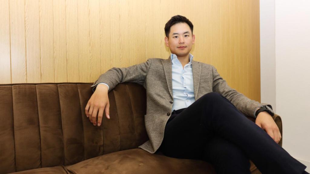 Long Fa Hu en la sede de la inmobiliaria Bafre en el madrileño barrio de Usera