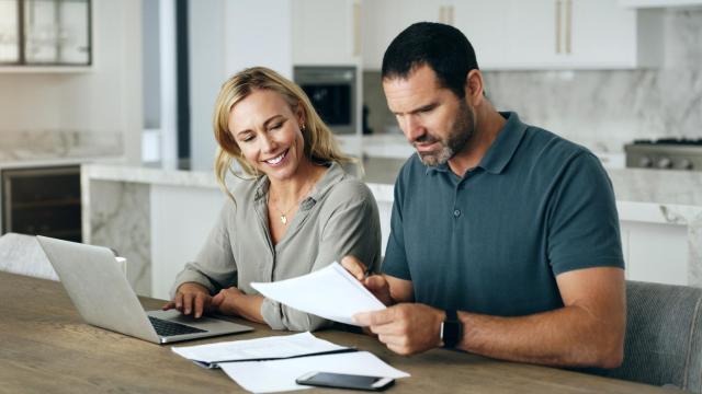 Pareja revisando sus finanzas