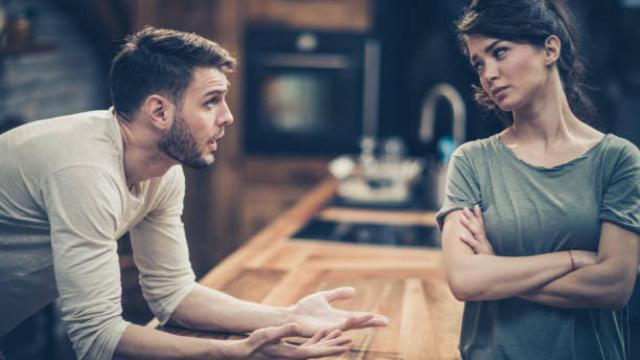 Una pareja discutiendo en su casa