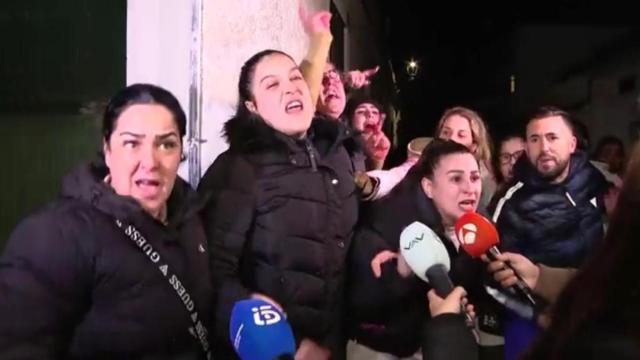 Familiares de los presuntos asesinos encarándose con los medios.