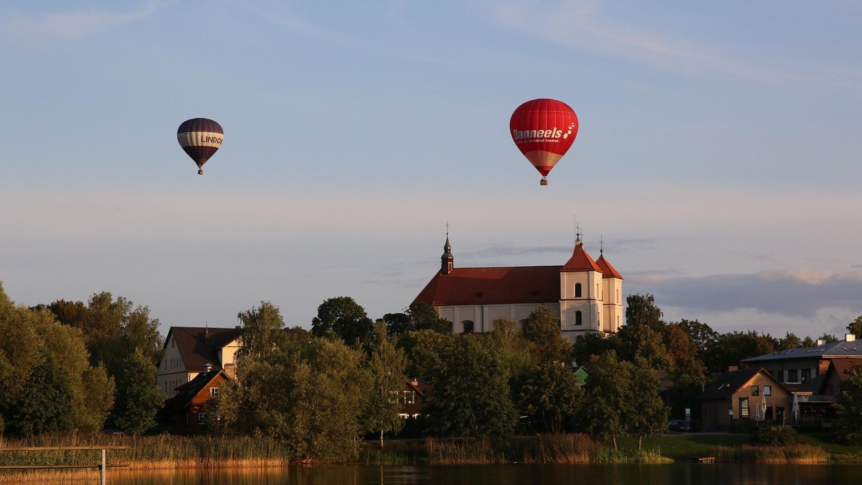 Globos aeroestáticos sobre la ciudad.