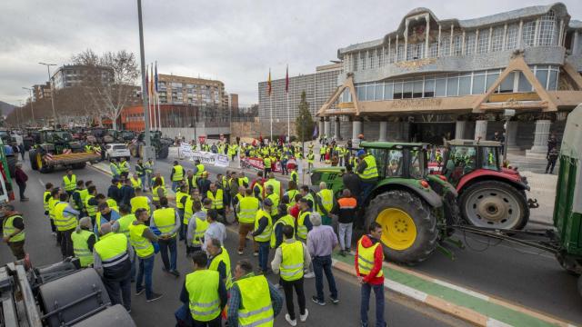 Agricultores cortan la calle principal donde se encuentra la Asamblea Regional de Murcia.