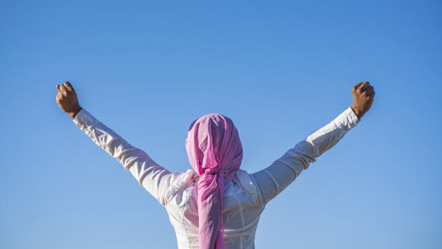 Imagen de archivo de una mujer con un pañuelo rosa, color que simboliza el cáncer de mama.