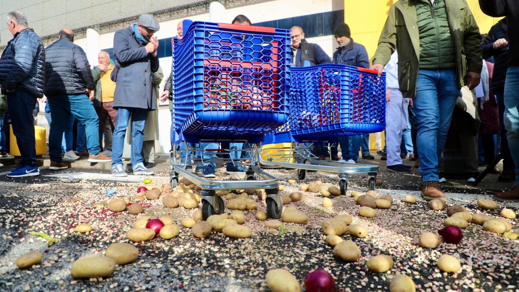 Protestas de las OPAs a las puertas de los supermercados de Salamanca en una foto de archivo