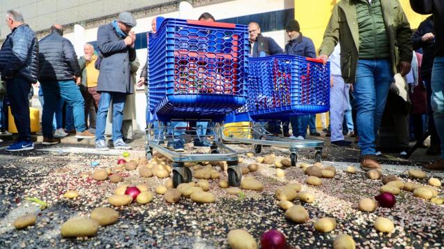 Protestas de las OPAs a las puertas de los supermercados de Salamanca en una foto de archivo